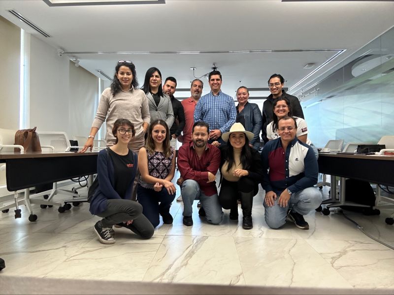 Dietter Enríquez con participantes de una sesión de entrenamiento comercial