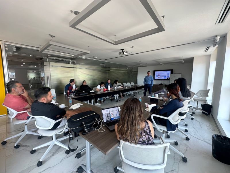 Dietter trabajando con un grupo durante una sesión de entrenamiento comercial